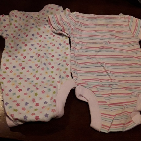 2- NEWBORN  BABY ONESIES. - Picture 6 of 6